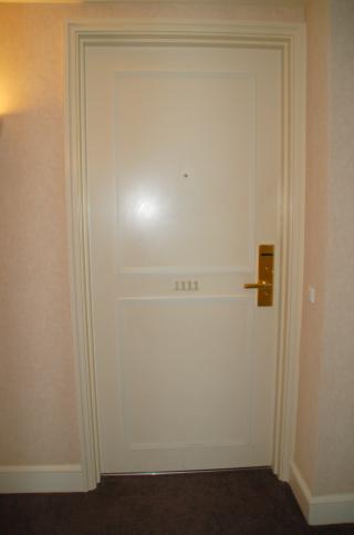 ホテルの部屋のドア.jpg